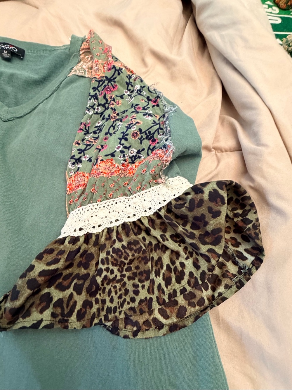 GiGiO Boho Mixed Media Paisley Leopard Lace Bell Sleeve Top Blouse Sage Green M - Picture 4 of 8